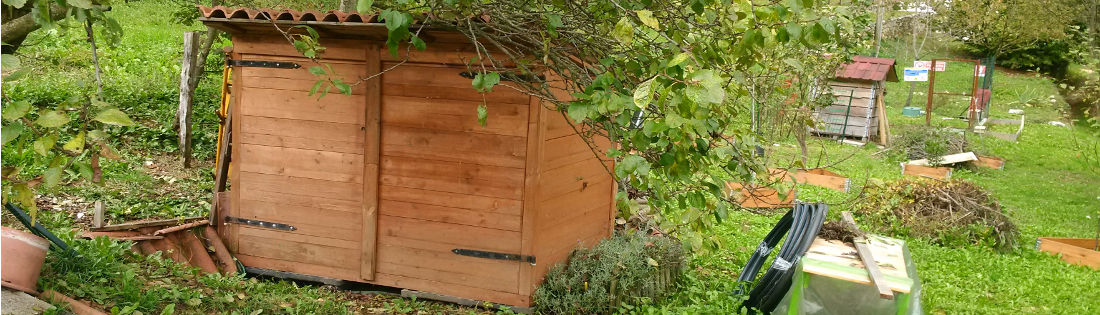 Casetta da giardinio fai da te costruita con legno riciclato Casetta attrezzi da giardino